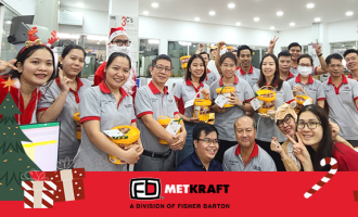 CHRISTMAS RINGS AT METKRAFT WITH CHEERS AND GIVING BACK!